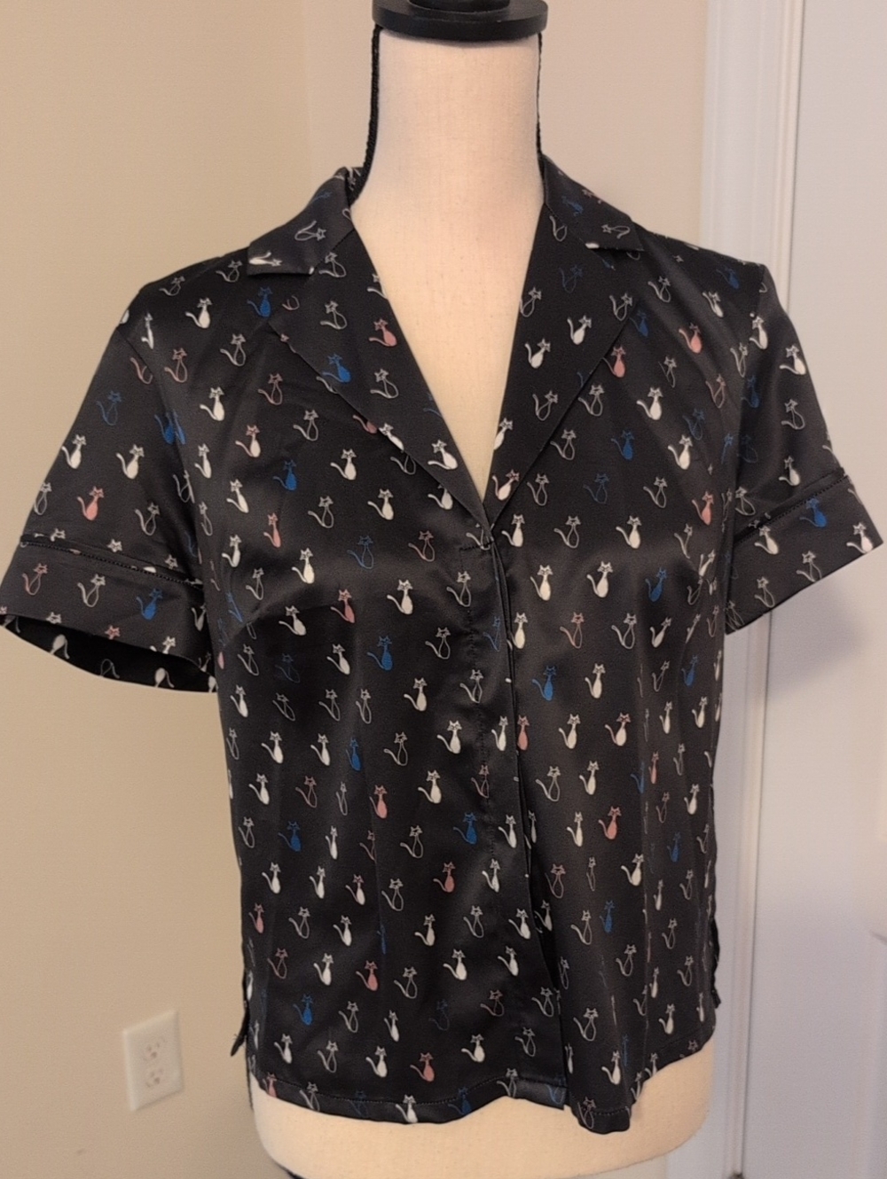 Bebe Black Short-Sleeve Satin Button Front Top with Multi-Color Print